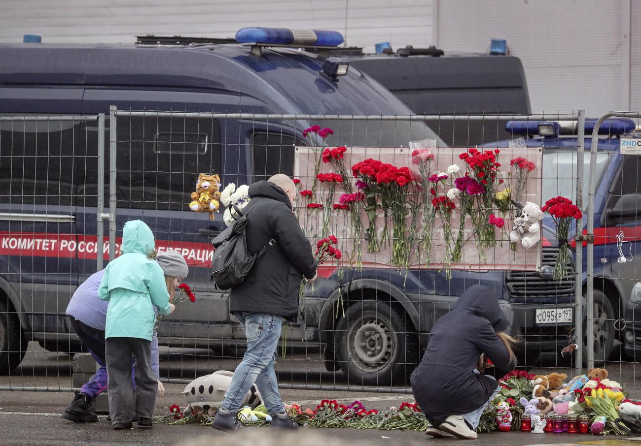 A Krasnogorsk, des personnes déposent des fleurs en hommage aux victimes. [KEYSTONE - MAXIM SHIPENKOV]