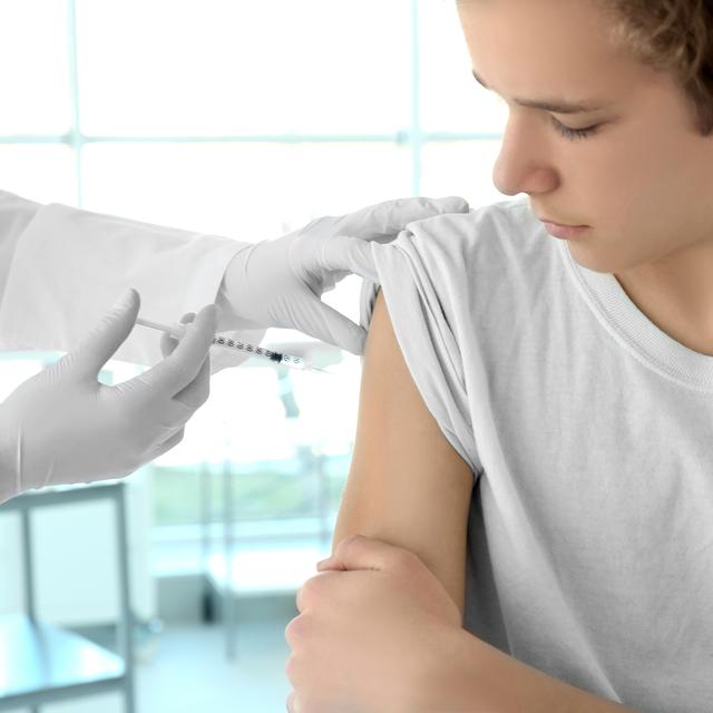 Depuis le début de lʹannée 2024 en Suisse, la vaccination de base contre le papillomavirus humain (HPV) est aussi recommandée chez les garçons âgés entre 11 et 14 ans. [Depositphotos - belchonock]