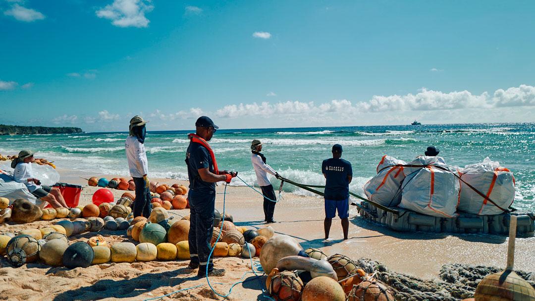 Chargement de déchets sur le navire Plastic Odyssey, dans les Îles Pitcairn, lors du nettoyage de l'île Henderson. [Plastic Odyssey - Olivier Löser]