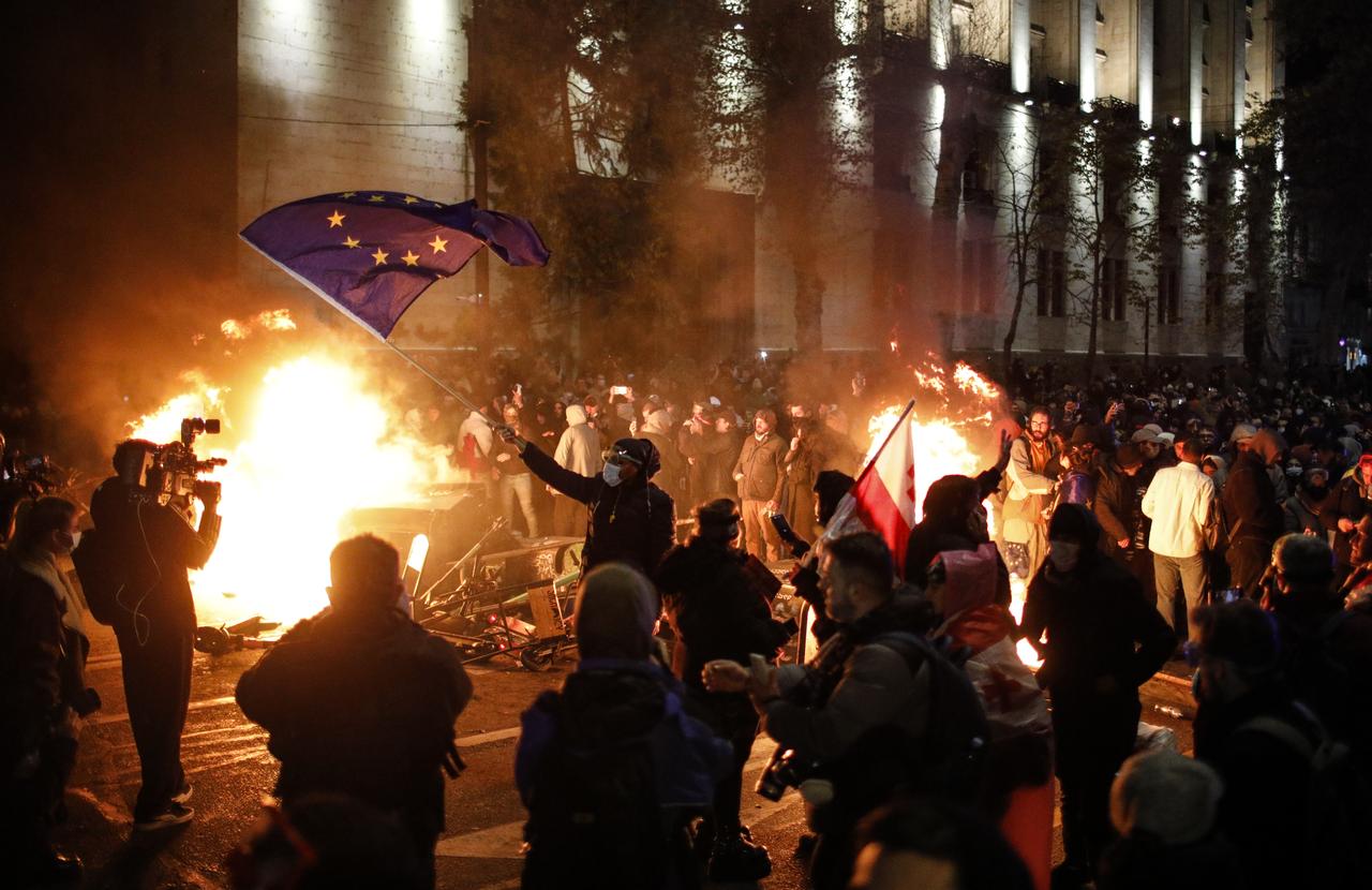 Les manifestants ont notamment mis le feu à des barricades devant le Parlement géorgien. [KEYSTONE - DAVID MDZINARISHVILI]