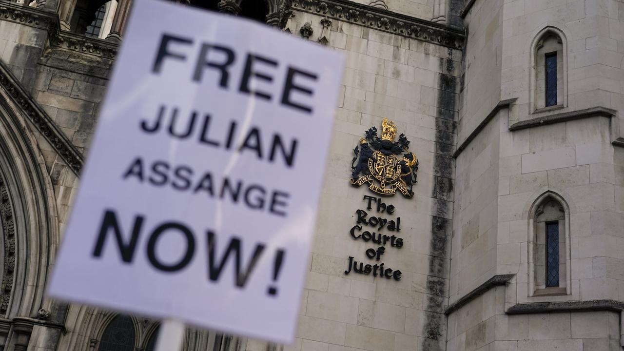 Ultime appel de Julian Assange contre son extradition aux Etats-Unis. [Keystone/AP Photo - Alberto Pezzali]