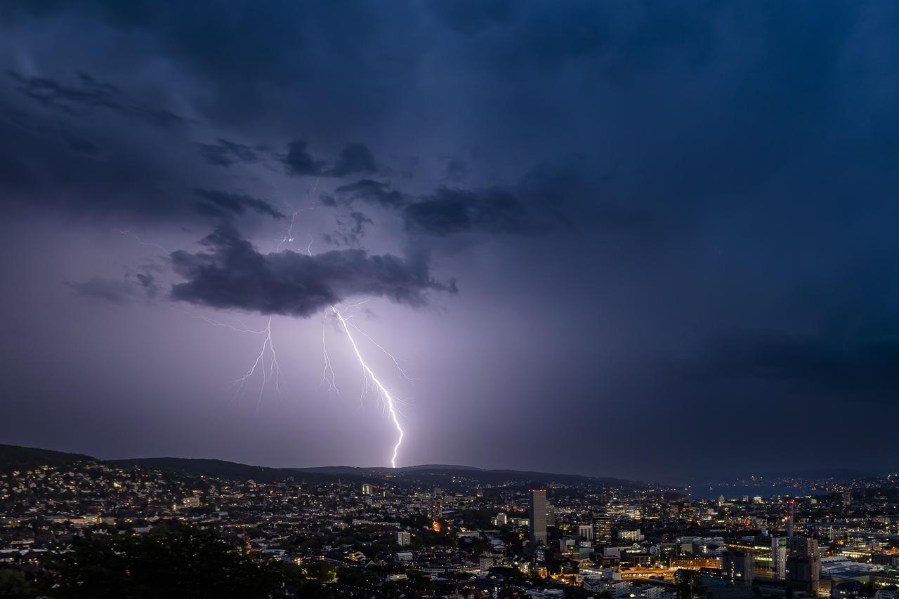 Un éclair dans le ciel zurichois. [KEYSTONE - MICHAEL BUHOLZER]