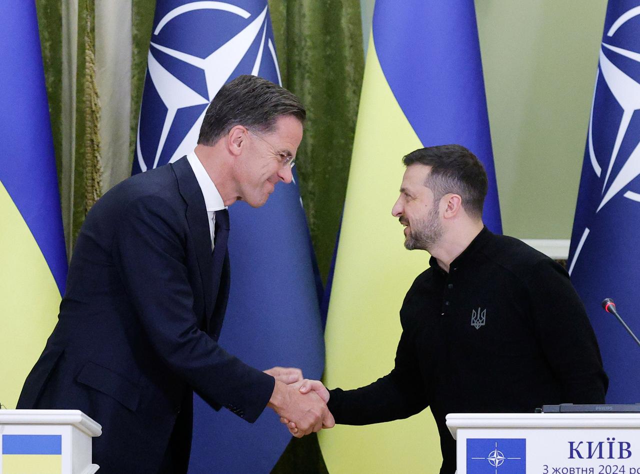 Mark Rutte et Volodymyr Zelensky échangent une poignée de mains à Kiev. [KEYSTONE - SERGEY DOLZHENKO]