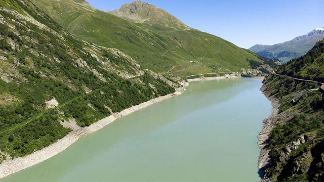 Après une vidange du barrage des Toules (VS), la faune piscicole risque de gros dégâts. [Keystone]