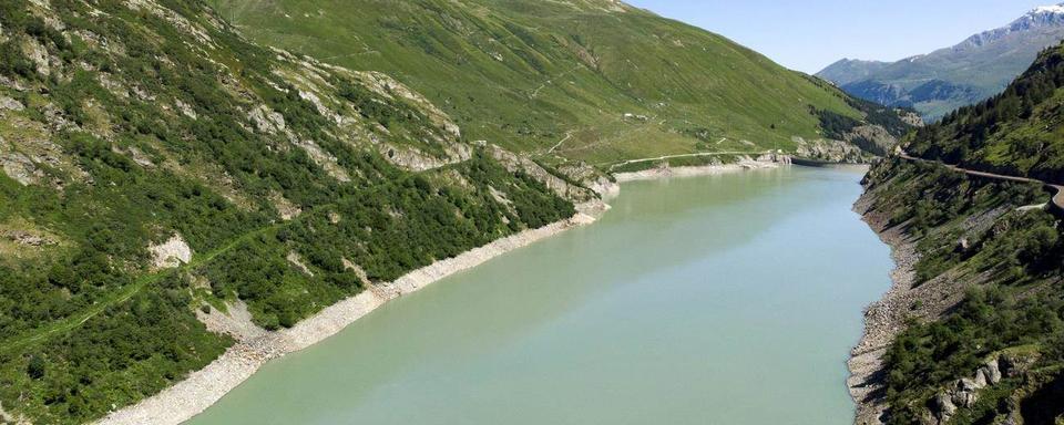 Après une vidange du barrage des Toules (VS), la faune piscicole risque de gros dégâts. [Keystone]