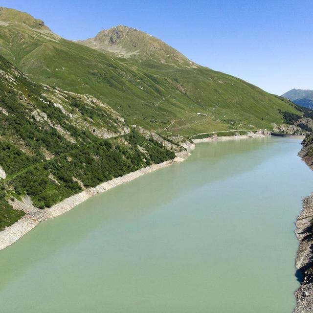 Après une vidange du barrage des Toules (VS), la faune piscicole risque de gros dégâts. [Keystone]