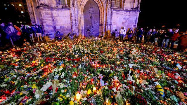 Des hommages ont afflué par milliers près de l'endroit de l'attentat à la voiture bélier au marché de Noël de Magdeburg, en Allemagne.