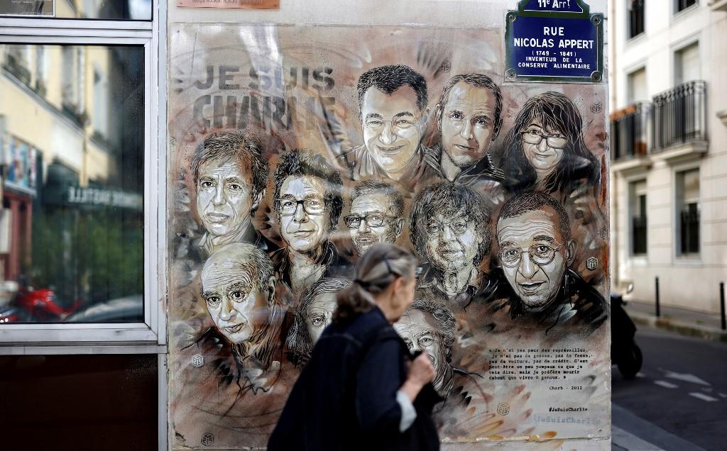 Une fresque de l'artiste Christian Guemy, connu sous le nom de C215, en hommage aux membres du journal Charlie Hebdo qui ont été tués par des tireurs djihadistes en janvier 2015, à Paris. [AFP - THOMAS COEX]