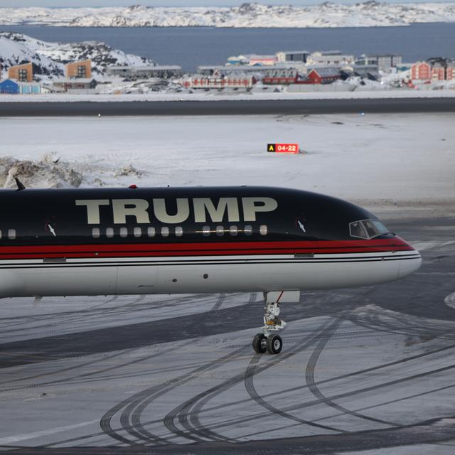 Un avion transportant Donald Trump Jr. arrive à l'aéroport de Nuuk, au Groenland, le 07 janvier 2025. [Keystone - EPA/EMIL STACH]