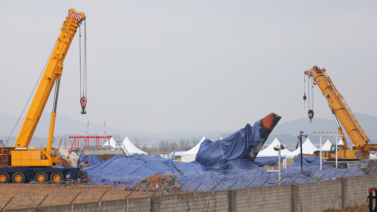 Des bâches recouvrent la carcasse de l'avion de la compagnie Jeju Air qui s'est crashé le 29 décembre 2024. [Keystone]