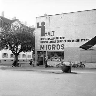 Photo non datée d'un camion de distribution alimentaire Migros à Zurich. [Keystone - Archives]