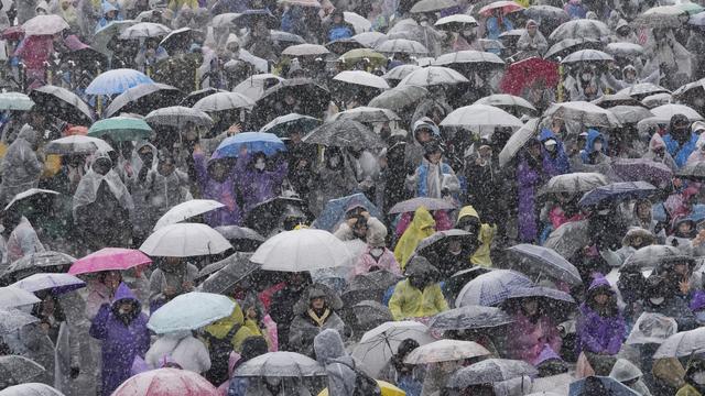 Des partisanes et partisans du président sud-coréen déchu Yoon Suk Yeol se sont rassemblés dimanche à Séoul sous la neige pour s'opposer à sa destitution. [KEYSTONE - AHN YOUNG-JOON]