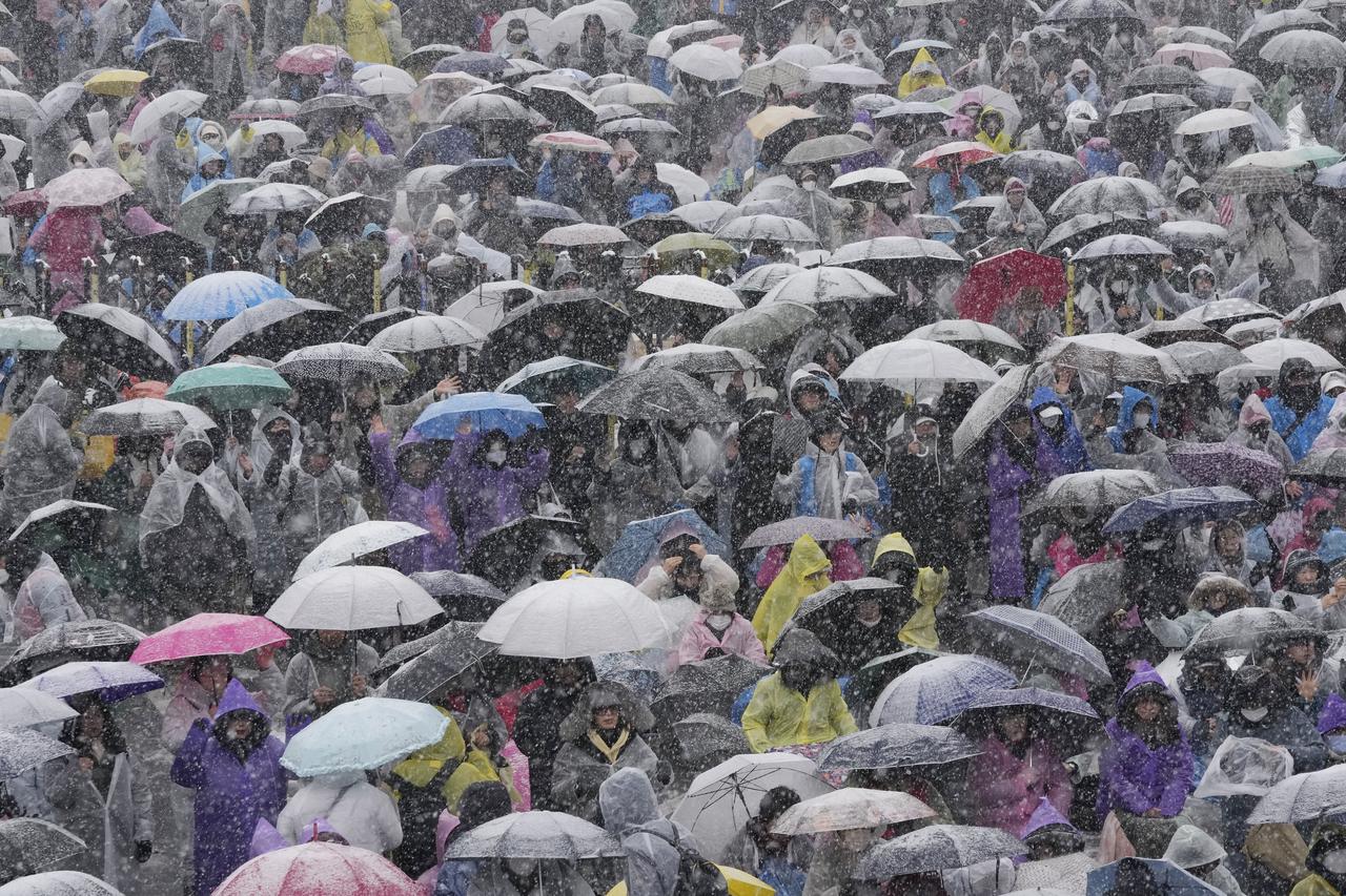 Des partisanes et partisans du président sud-coréen déchu Yoon Suk Yeol se sont rassemblés dimanche à Séoul sous la neige pour s'opposer à sa destitution. [KEYSTONE - AHN YOUNG-JOON]