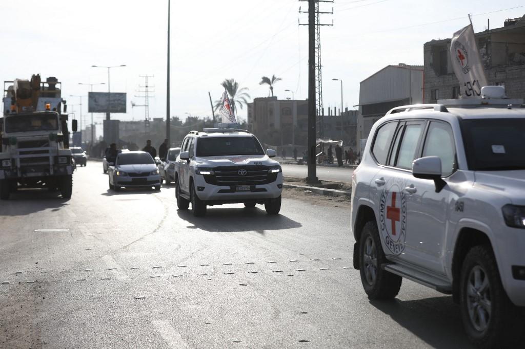 Les véhicules de la Croix-Rouge chargés de récupérer les otages libérées. [Anadolu via AFP - MOIZ SALHI]