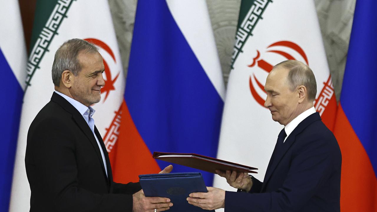 Les présidents Vladimir Poutine et Massoud Pezeshkian au moment de la signature de l'accord entre leurs deux pays, la Russie et l'Iran.