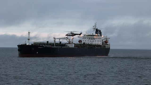 Le pétrolier Eagle S est soupçonné d'appartenir à la "flotte fantôme" russe et d'être à l'origine d'une panne sur un câble sous-marin en mer Baltique. [Keystone - Finnish border guard handout - EPA]