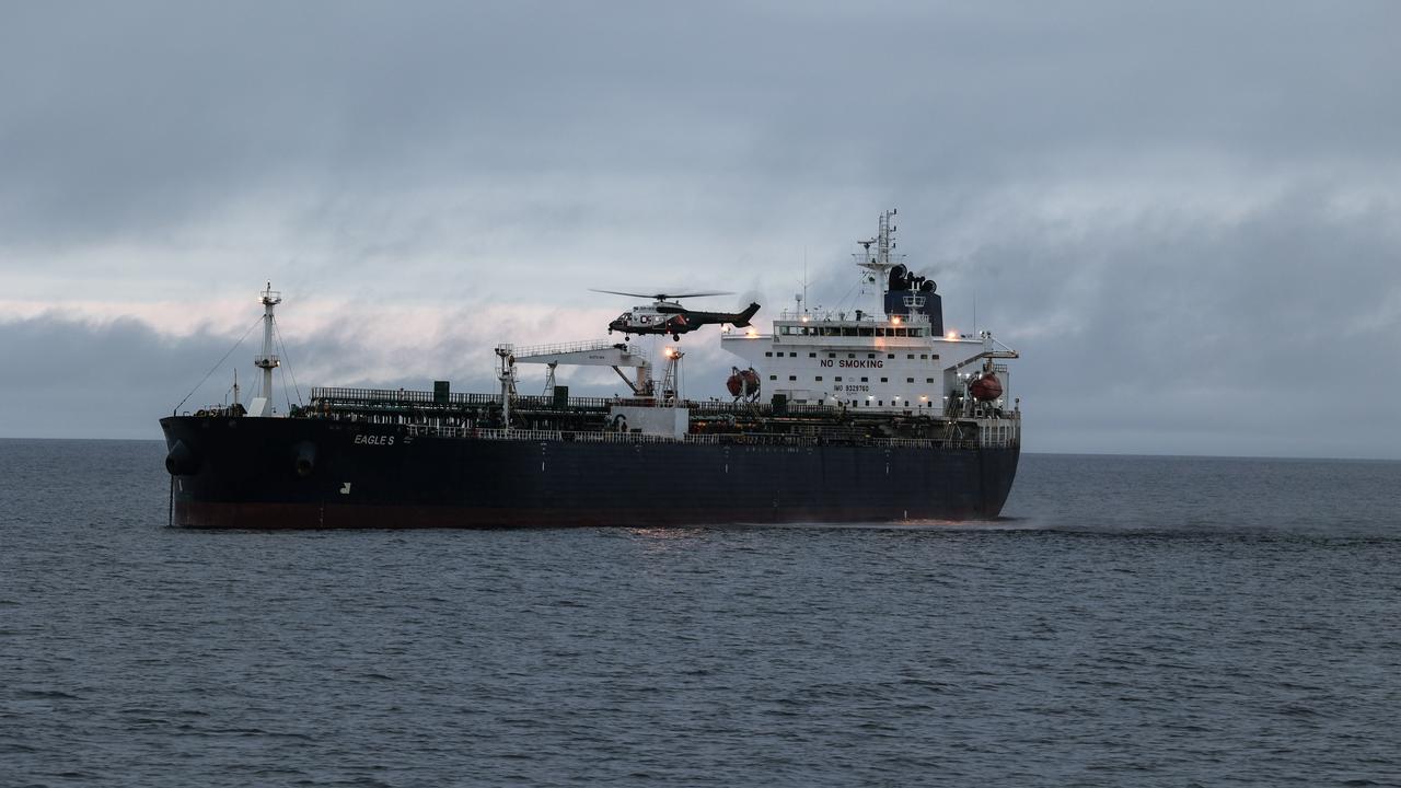 Le pétrolier Eagle S est soupçonné d'appartenir à la "flotte fantôme" russe et d'être à l'origine d'une panne sur un câble sous-marin en mer Baltique. [Keystone - Finnish border guard handout - EPA]