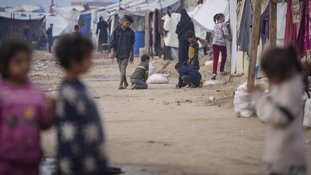 Des enfants palestiniens jouant dans un camp de déplacés à Deir al-Balah, au centre de la Bande de Gaza. 16 janvier 2025. [AP Photo/Keystone - Abdel Kareem Hana]