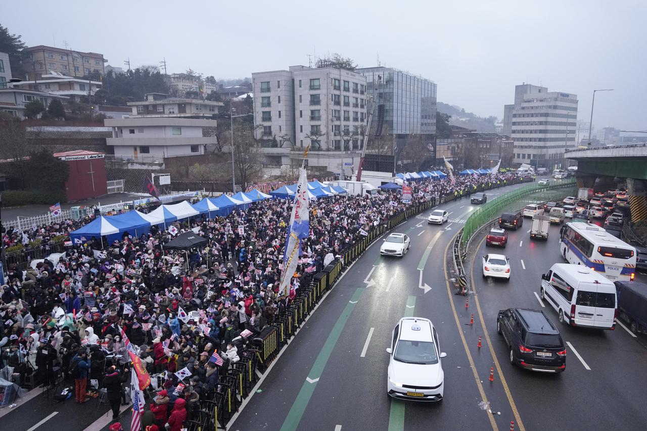 Des centaines de partisans de Yoon Suk Yeol ont à nouveau pris place lundi devant la résidence présidentielle à Séoul. [KEYSTONE - AHN YOUNG-JOON]