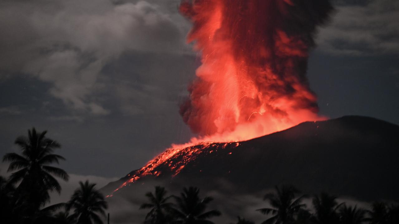 Le volcan indonésien du mont Ibu est entré en irruption, projetant une colonne de fumée de 4 km. [AFP - Indonesian Geological Agency]