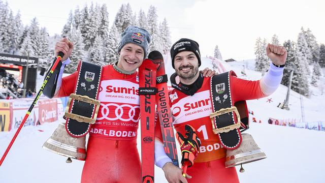 Marco Odermatt et Loïc Meillard ont terminé aux deux premières places du super-G d'Adelboden. [Keystone - EPA/ANTHONY ANEX]