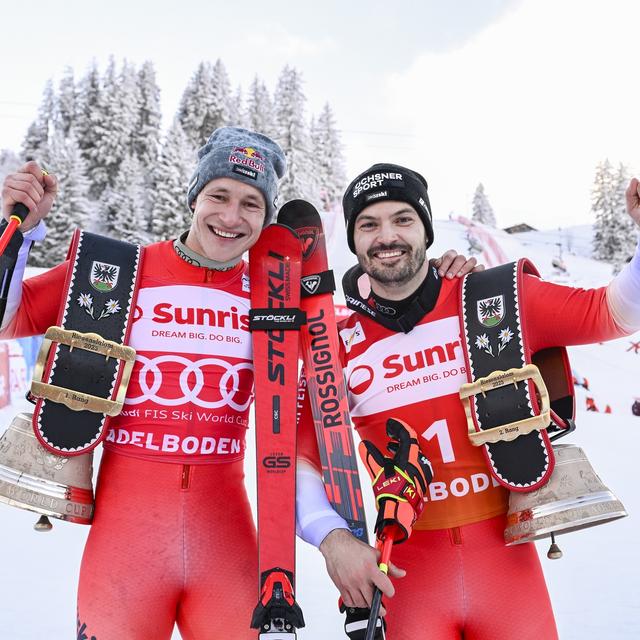 Marco Odermatt et Loïc Meillard ont terminé aux deux premières places du super-G d'Adelboden. [Keystone - EPA/ANTHONY ANEX]