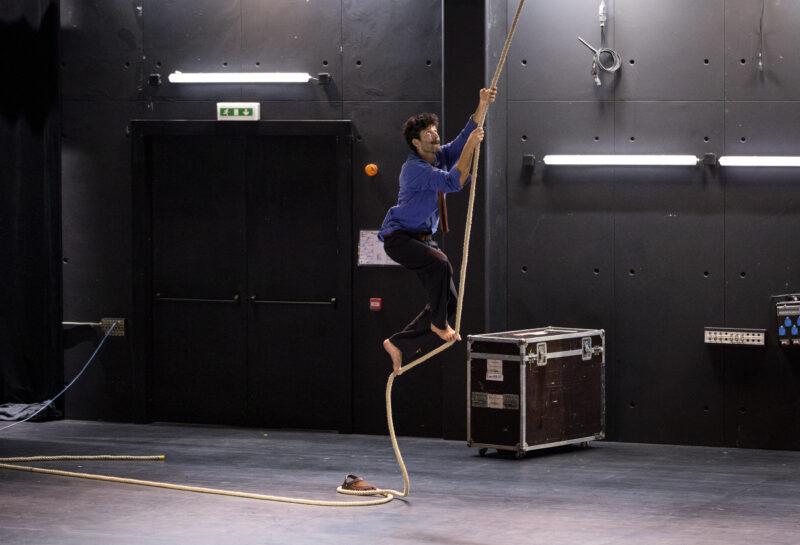 Marc Oosterhoff  dans la pièce "Préparation pour un miracle" (2025) [Théâtre de Vidy - Yuri Pires Tavares]