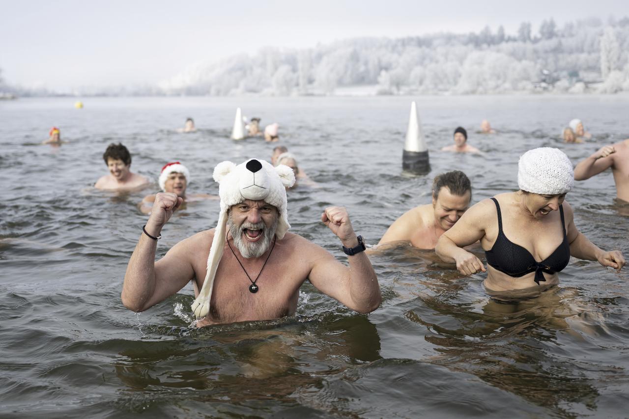 Traditionnelle baignade du Nouvel An au lac Moossee à Moosseedorf. [KEYSTONE - ANTHONY ANEX]