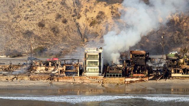 A Los Angeles, les incendies les "plus dévastateurs" de Californie toujours indomptés. [AFP - JOSH EDELSON]