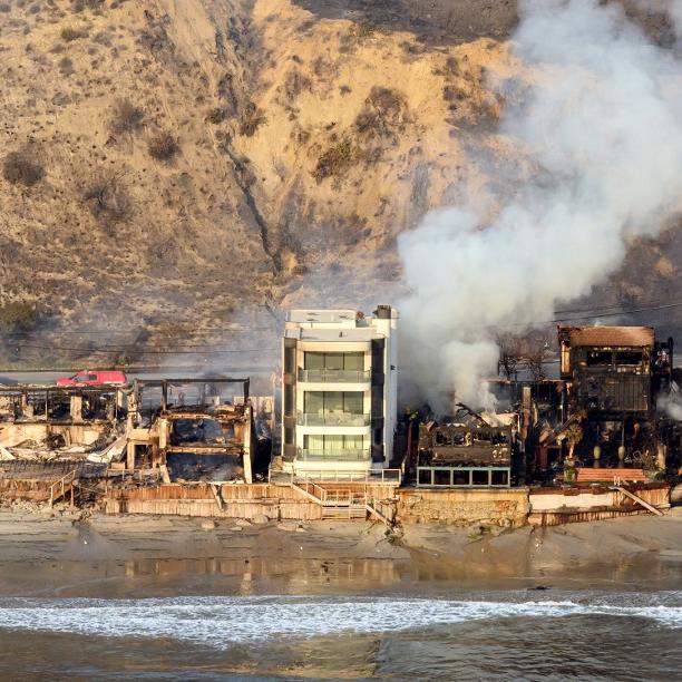 A Los Angeles, les incendies les "plus dévastateurs" de Californie toujours indomptés. [AFP - JOSH EDELSON]