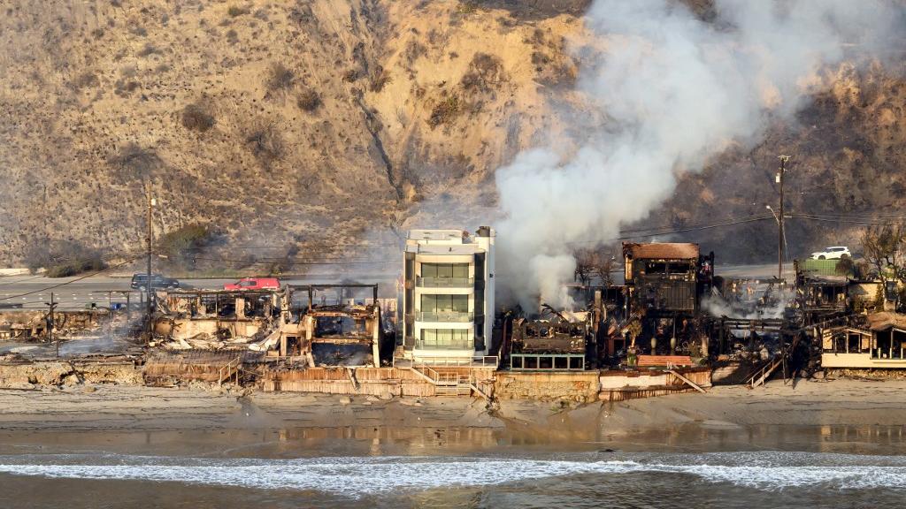 A Los Angeles, les incendies les "plus dévastateurs" de Californie toujours indomptés. [AFP - JOSH EDELSON]