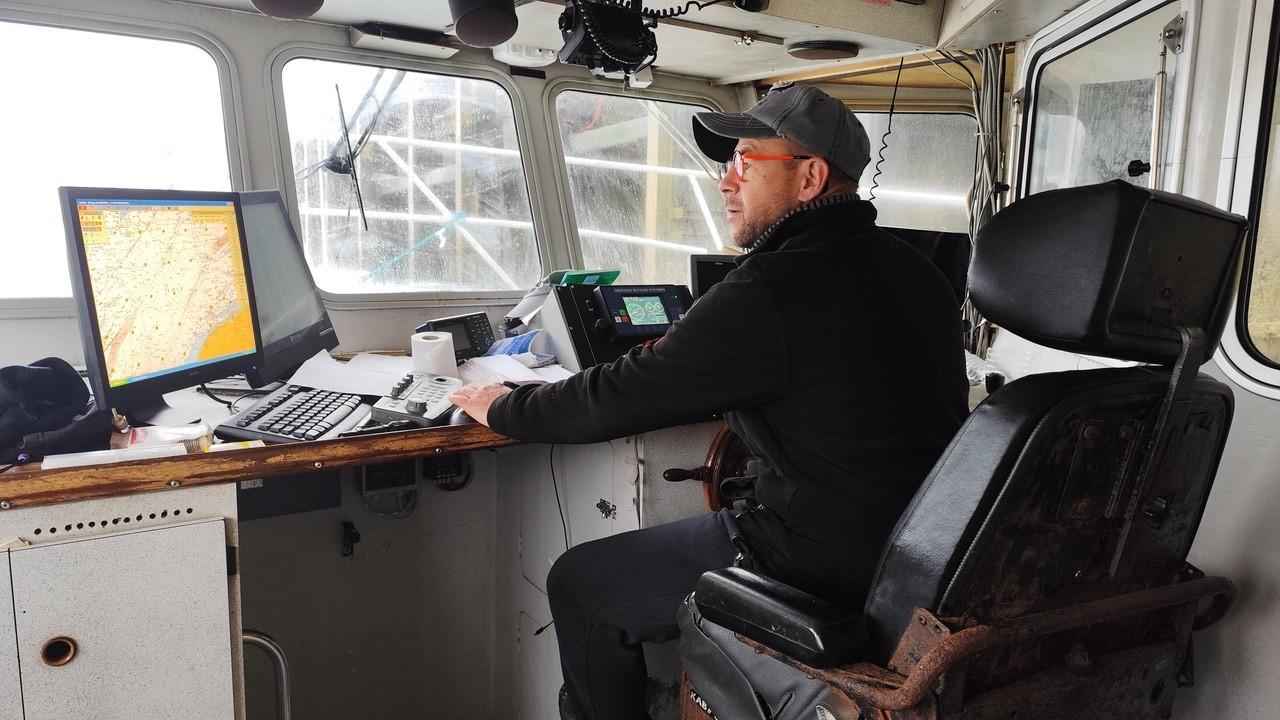 France: Laurent Merlin, à bord de son petit bateau de 12 mètres, hérité de son père. [RTS - Sébastien Farcis]