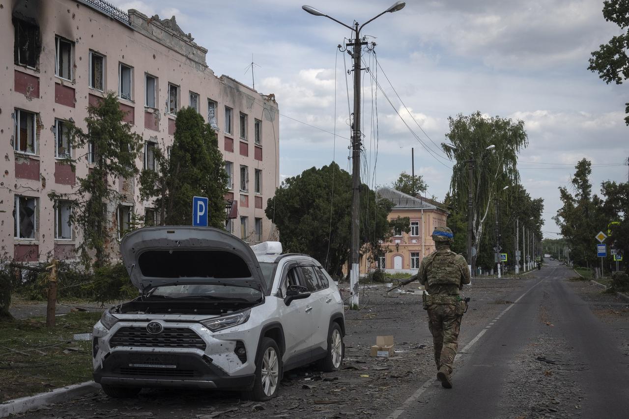 Un soldat ukrainien passe près d'un immeuble endommagé dans la région de Koursk. (Image d'illustration) [AP Photo/Keystone]