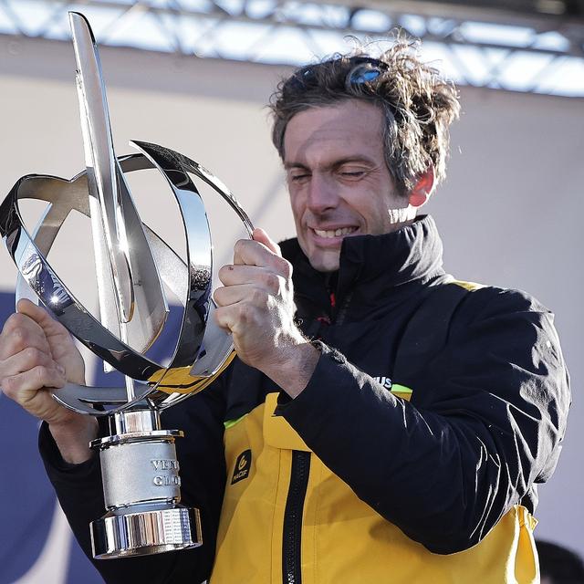 Charlie Dalin brandit le trophée du Vendée Globe, après son record de vitesse. [EPA / Keystone - Christophe Petit Tesson]