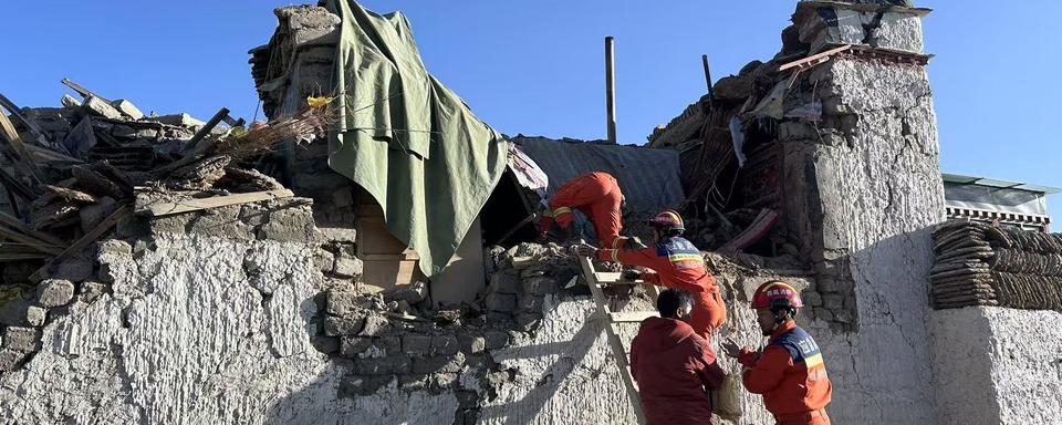 Un puissant séisme survenu dans la région himalayenne du Tibet, dans le Sud-Ouest de la Chine, a fait au moins 53 morts et provoqué l'effondrement de nombreux bâtiments. [Keystone - EPA/Xinhua/Jigme Dorje]