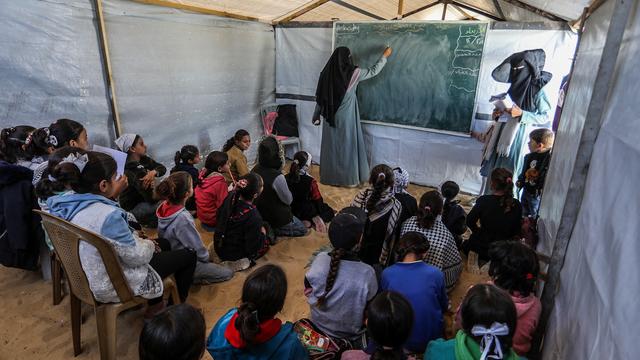 Une école de fortune établie dans le camp de réfugiés de Khan Younès à Gaza, le 25 décembre 2024.