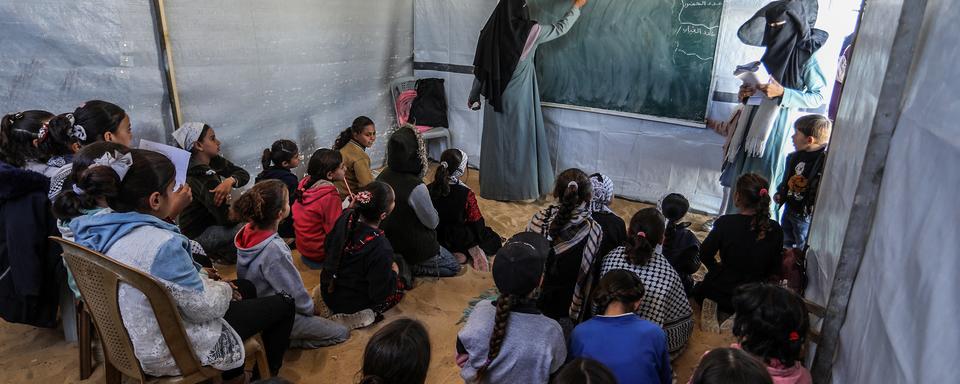 Une école de fortune établie dans le camp de réfugiés de Khan Younès à Gaza, le 25 décembre 2024.