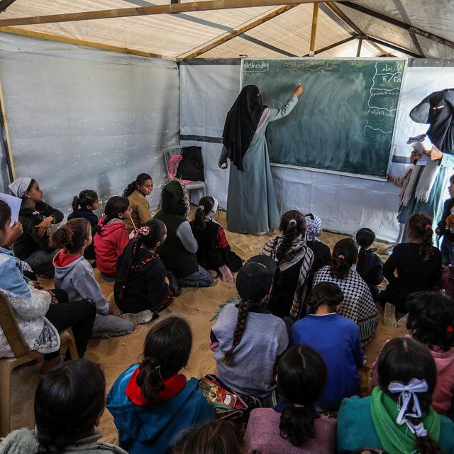 Une école de fortune établie dans le camp de réfugiés de Khan Younès à Gaza, le 25 décembre 2024.