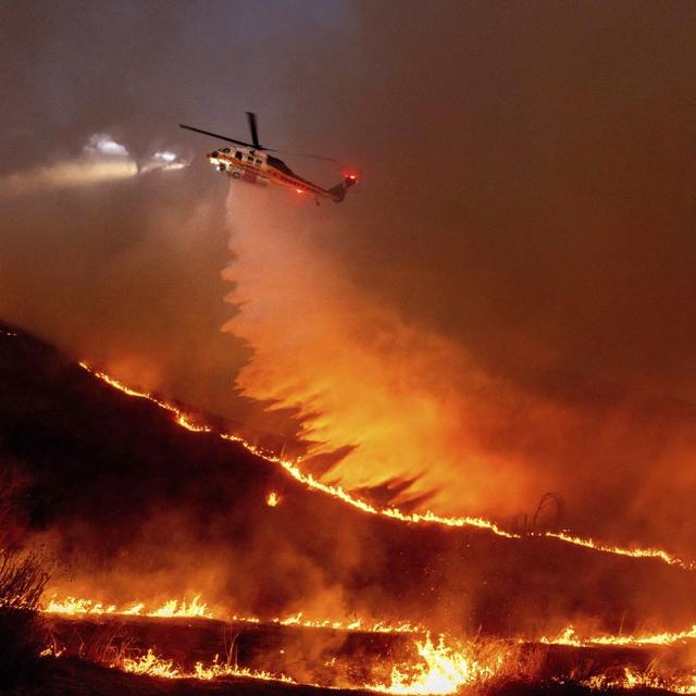 De l'eau déversé depuis un hélicoptère lors de l'incendie historique de Los Angeles. 9 janvier 2025. [AP Photo/Keystone - Ethan Swope]