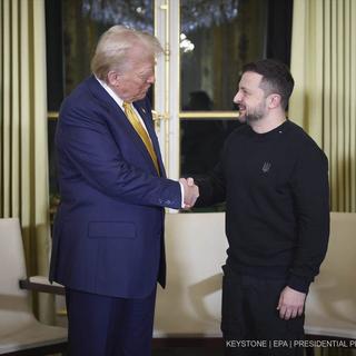 Donald Trump et Volodymyr Zelensky à Paris, le 7 décembre 2024. [Keystone]