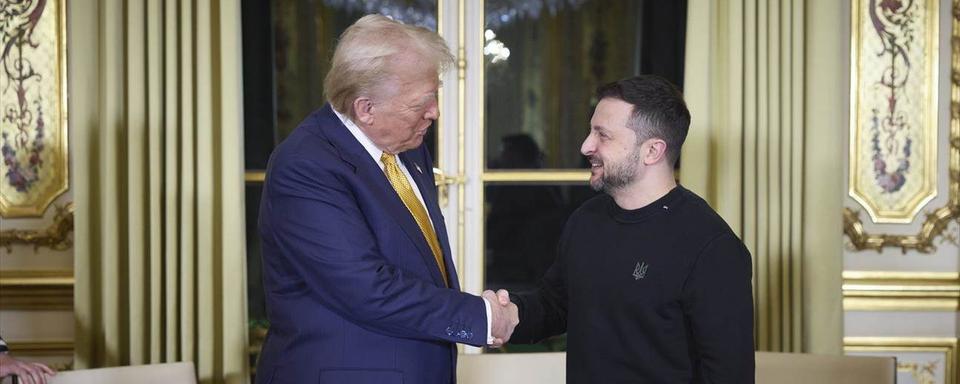 Donald Trump et Volodymyr Zelensky à Paris, le 7 décembre 2024. [Keystone]