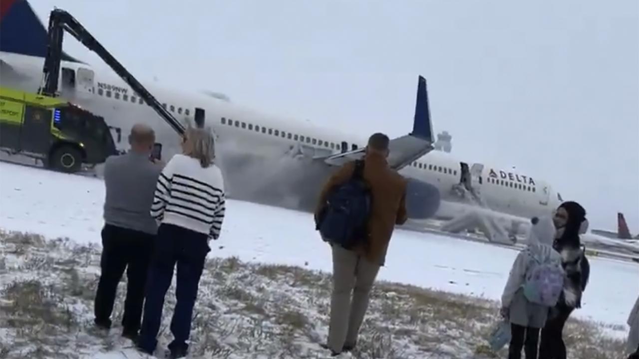 Des personnes ont dû être évacuées d'un avion de la compagnie Delta Airlines, suite à un problème de moteur. [KEYSTONE]