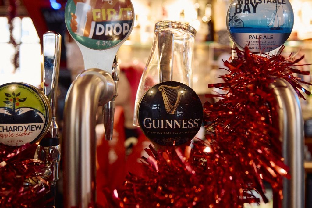 Le Old Ivy House a placé un verre de Guinness vide pour signaler que la tireuse est à sec. [AFP - Benjamin Cremel]