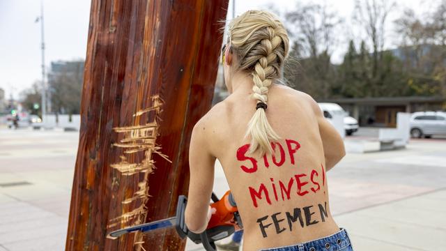 Vandalisée par des activistes, la Broken Chair ne sera réparée qu'au printemps. [KEYSTONE - SALVATORE DI NOLFI]