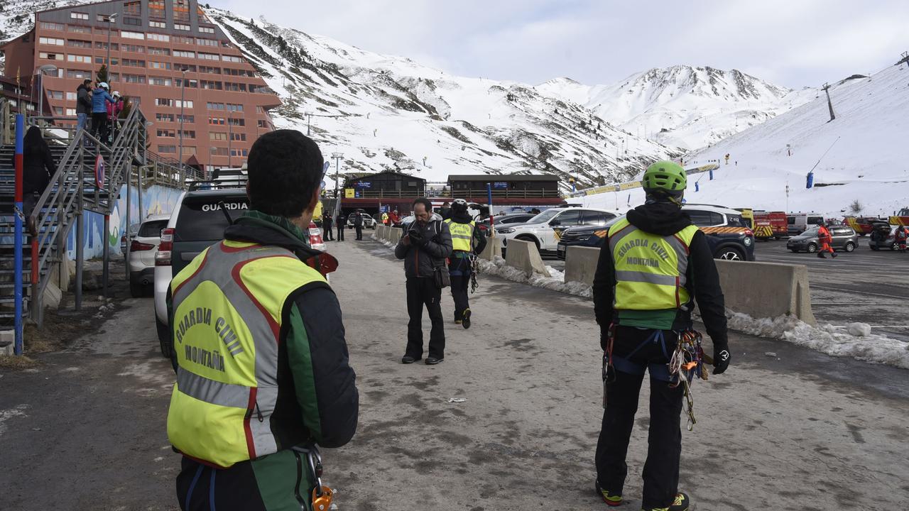 Des équipes médicales et d'urgence au complexe d'hiver d'Astún, en Aragon, dans le nord de l'Espagne, le 18 janvier 2025, après un accident de télésiège. [Keystone - JAVIER BLASCO]