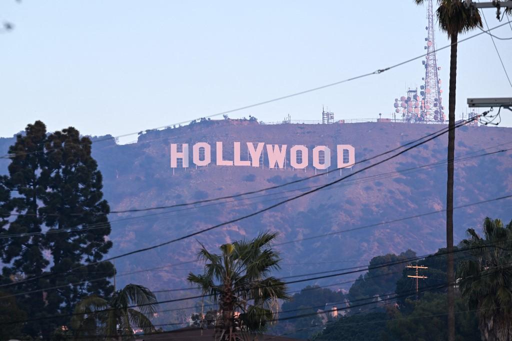 Hollywood, cœur de l'industrie cinématographique, a un moment été menacé par les flammes, mais peut désormais souffler: les pompiers ont maîtrisé l'incendie qui ravageait ses collines, d'après les autorités locales. [Anadolu via AFP - TAYFUN COSKUN]