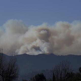 Les fumées des incendies pourraient dégrader la santé de la population à Los Angeles. [Keystone - AP Photo/Richard Vogel]