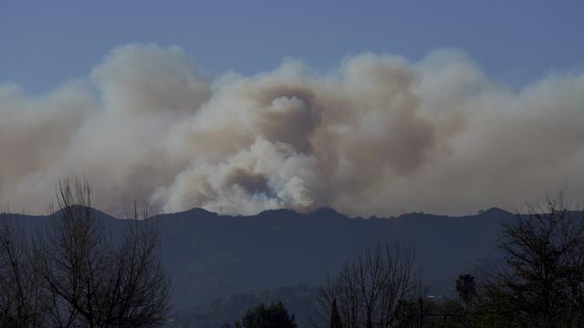 Les fumées des incendies pourraient dégrader la santé de la population à Los Angeles. [Keystone - AP Photo/Richard Vogel]