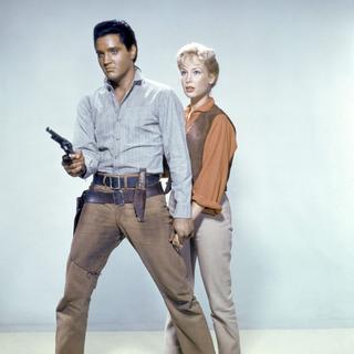 Elvis Presley et Barbara Eden, dans le film "Les Rôdeurs de la plaine" (Flaming Star) de Don Siegel, 1961. [Twentieth Century Fox - Collection ChristopheL via AFP]