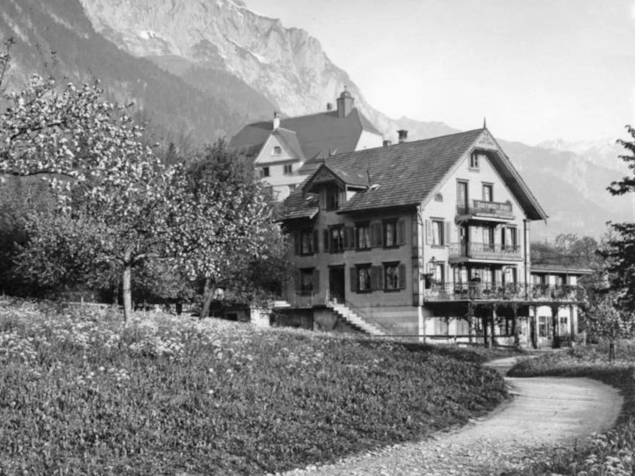 Le restaurant "Burg" à Attinghausen était l'auberge habituelle des nazis d'Uri, et le fils du propriétaire, Hans Imholz, en était le chef. Après la guerre, il reprend l'auberge et lui confère une renommée nationale grâce au « Poulet en corbeille ». Le restaurant existe toujours et s'appelle désormais Poulet-burg. [Archives de l’État d’Uri]